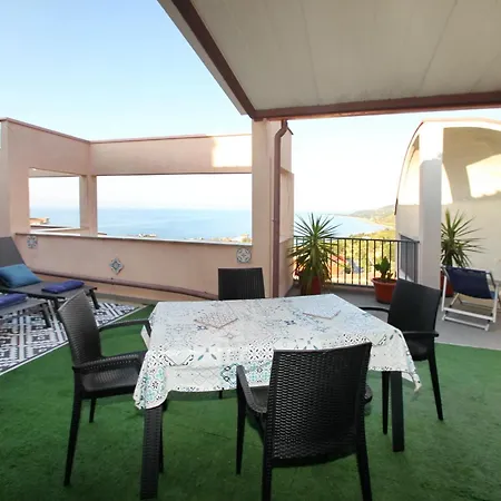 Attico Vista Mare Con Terrazza E Riscaldata サント・ステーファノ・ディ・カマストラ